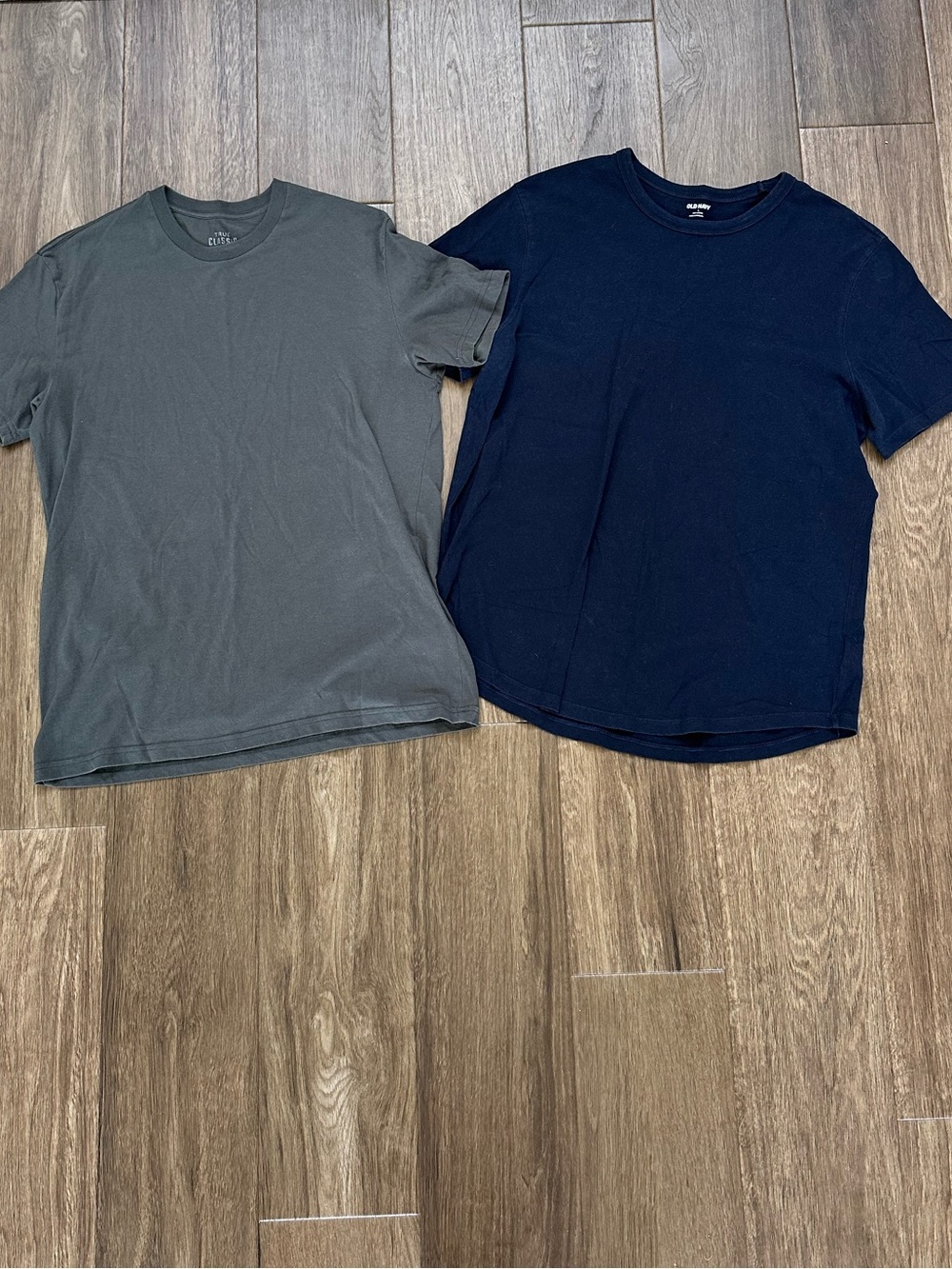 LOT - Men’s Classic Cotton Tees in Large from True Classic, Old Navy, Goodfellow - Picture 6 of 6